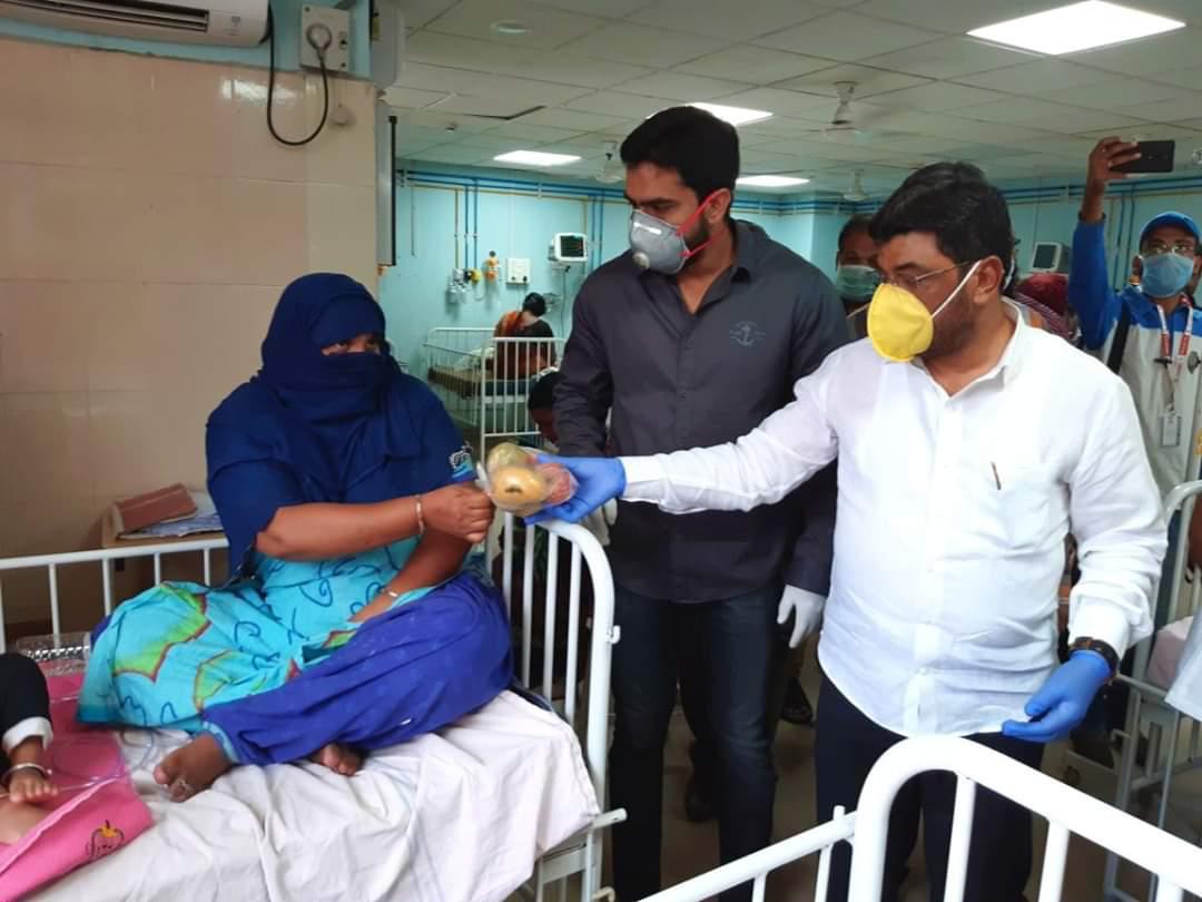 Coronavirus Cause: MLA Jaffar Hussain Meraj distributed 1,000 friuts packet at Niloufer Hospital