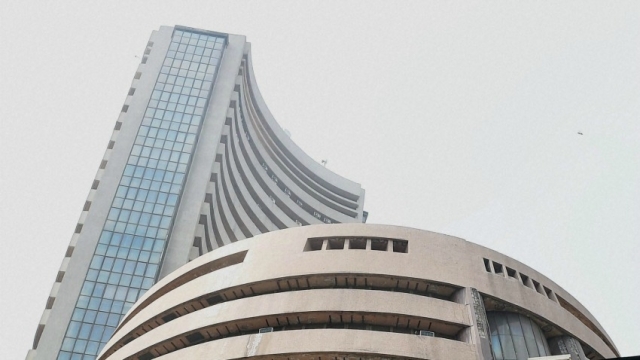 Sensex down 35 points on profit-booking