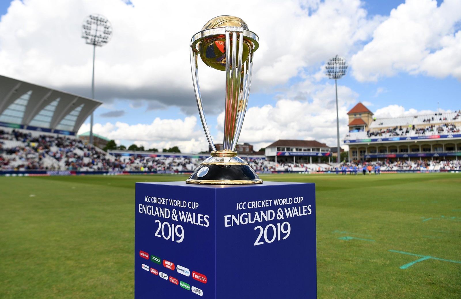 New Zealand set England 242 to win World Cup 2019