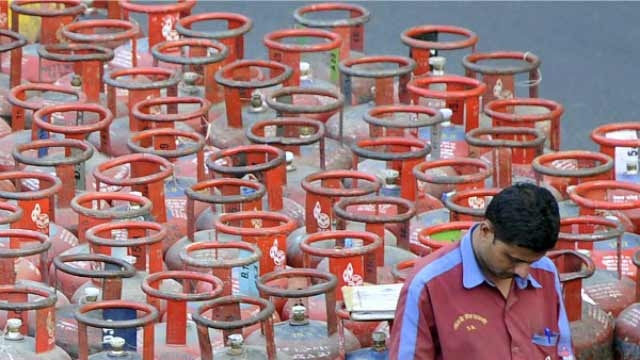 Govt promises 10 crore LPG connections by 2019