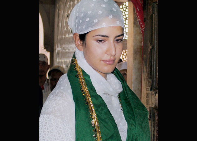 Katrina Kaif visits Salim Chishti dargah