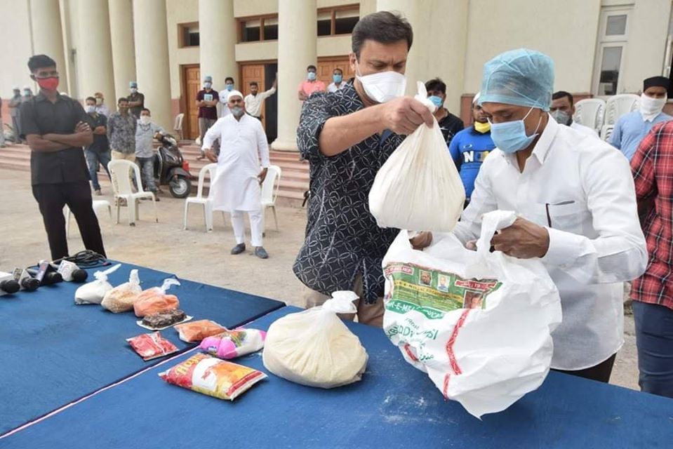 akbaruddinowaisidistributed4000rationkits3000mealspacketsinchandrayanguttaconstituency