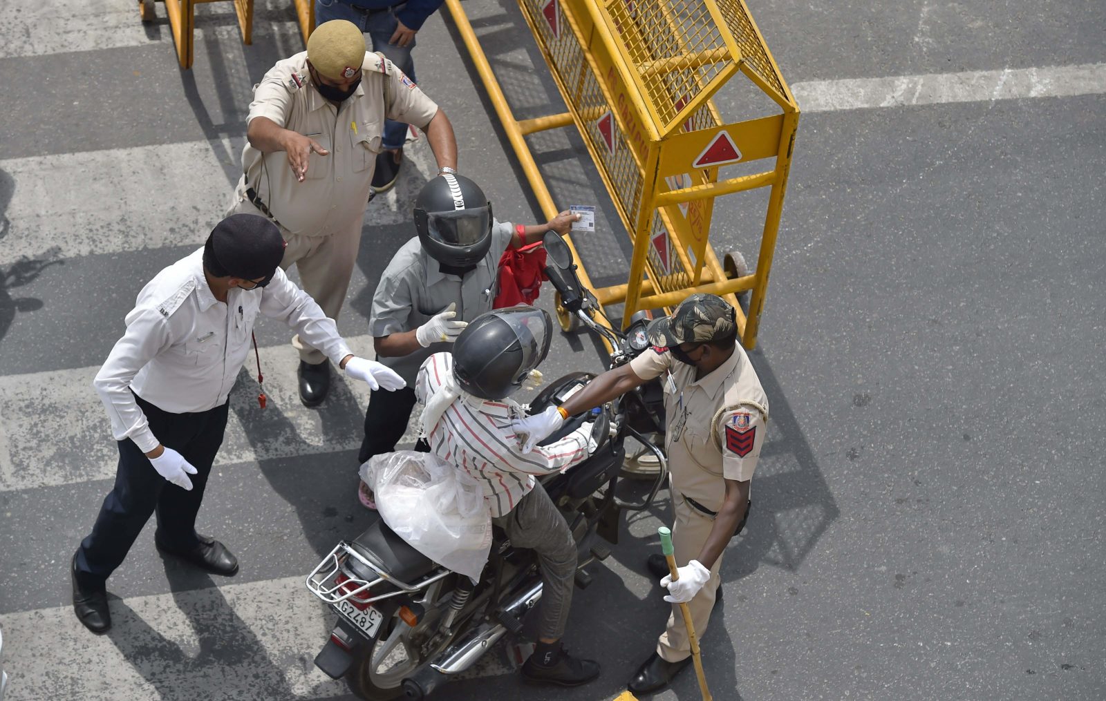 telanganalockdown:hyderabadcopssuspendsbikesforunnecessaryventuringoutduringlockdown