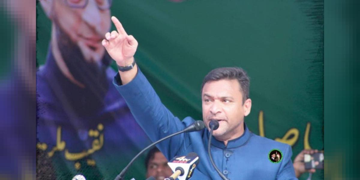 Akbaruddin Owaisi addresses an election rally at Edi Bazar