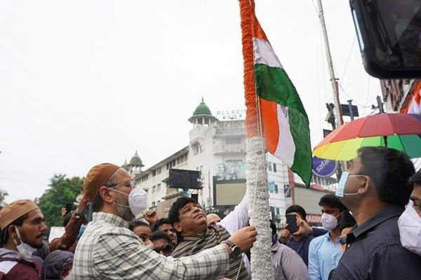 barristerasaduddinowaisihoistednationalflaginhyderabad