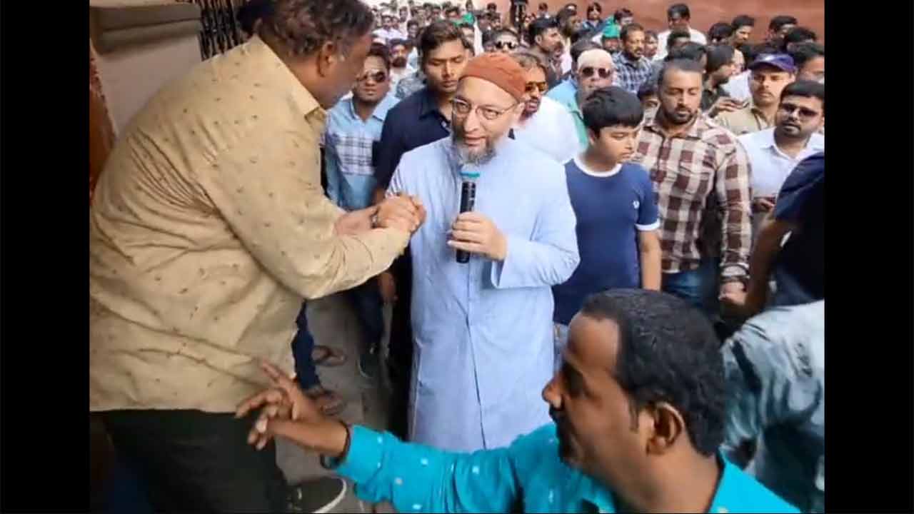 Barrister Owaisi holds paidal doura for many hours in Chandrayangutta