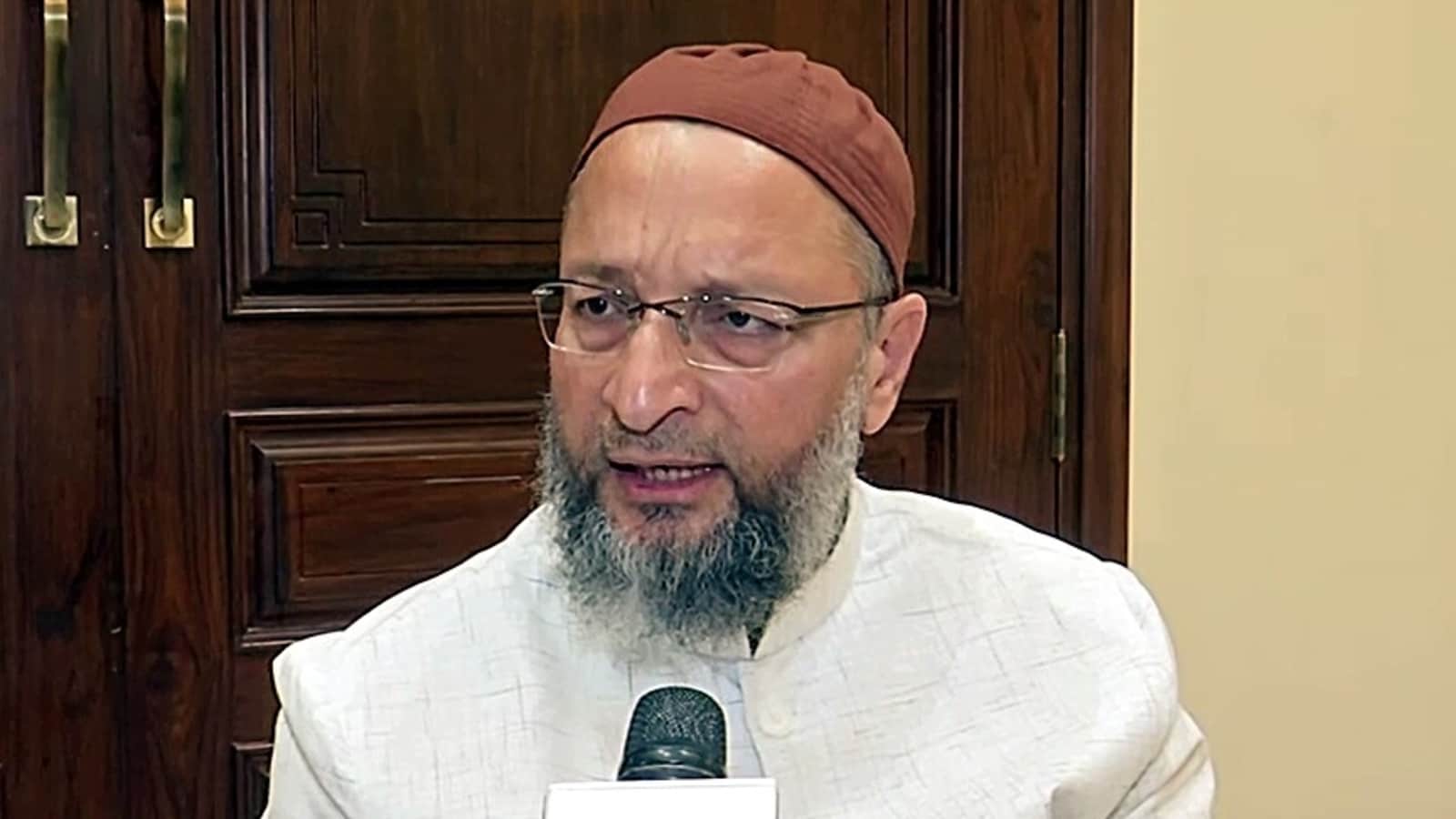 pm-modi-had-vowed-to-make-the-indian-rupee-at-par-with-the-us-dollar-barrister-owaisi