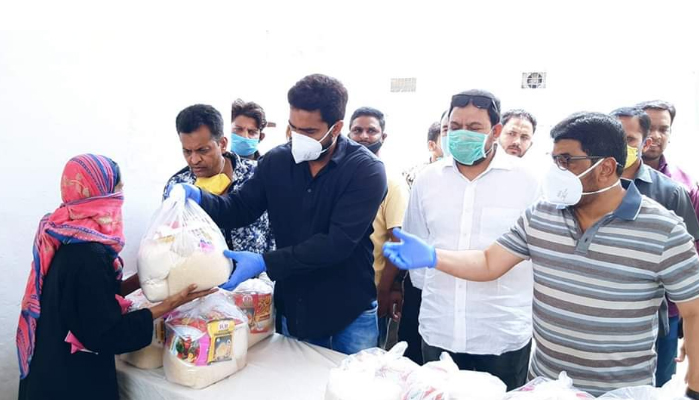 Jaffar Hussain Mehraj along with Ex Mayor distributed ration kits at Feroz Gandhi Nagar 