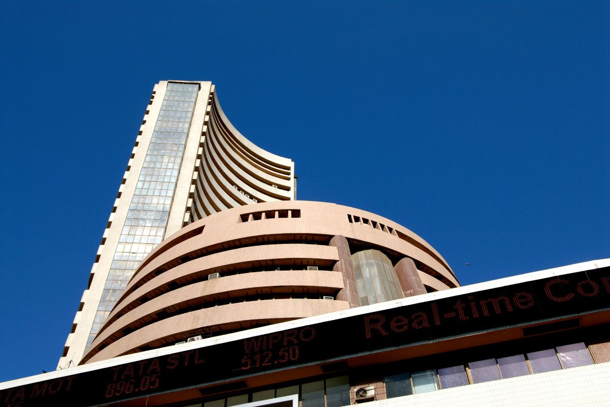marketsbeginnewyearonsombrenote