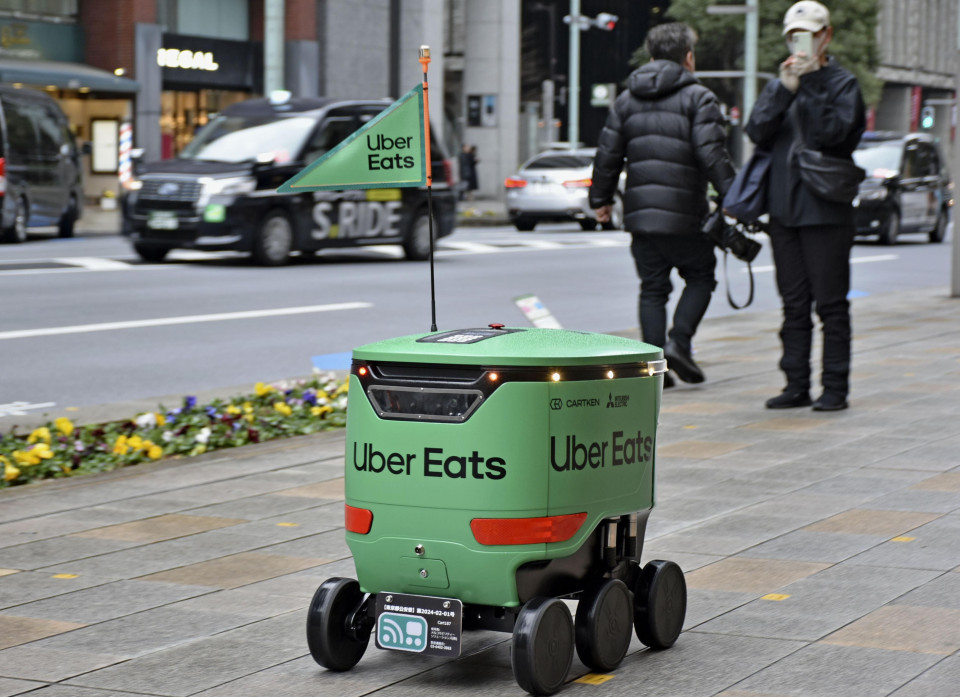 ubereatsstartsrobotdeliveriesintokyoasia