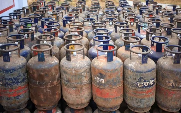 oil-marketing-companies-slash-prices-of-lpg-gas-cylinders-by-19-rupees-per-unit