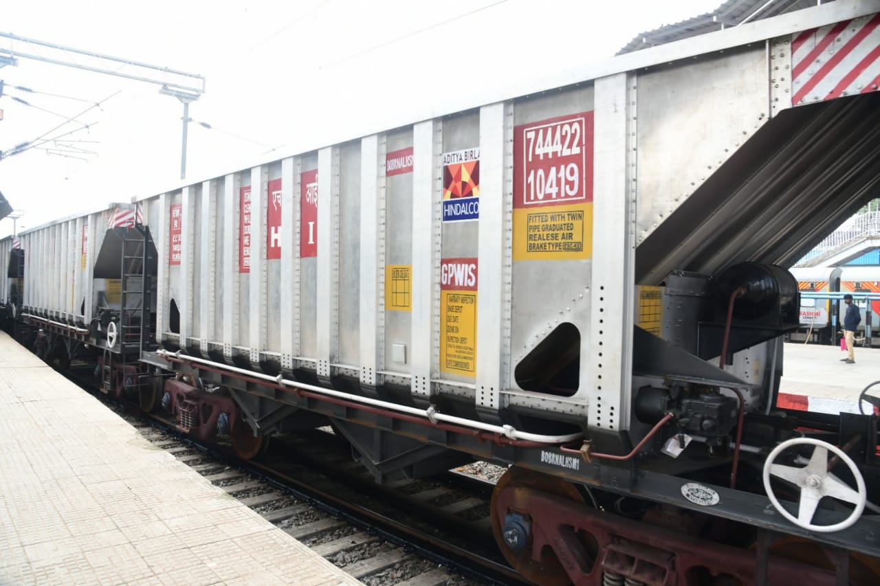 railwayministerashwinivaishnawinauguratesindia’sfirstaluminumfreightrakeatbhubaneswarrailwaystation