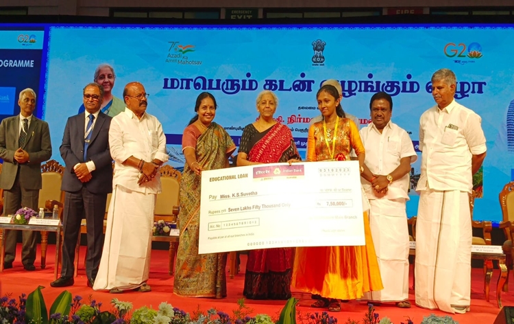 financeministernirmalasitharamandistributesloansunderprimeministersloanschemesincoimbatoretamilnadu