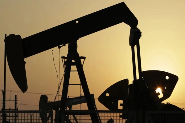 Oil prices display mixed trend