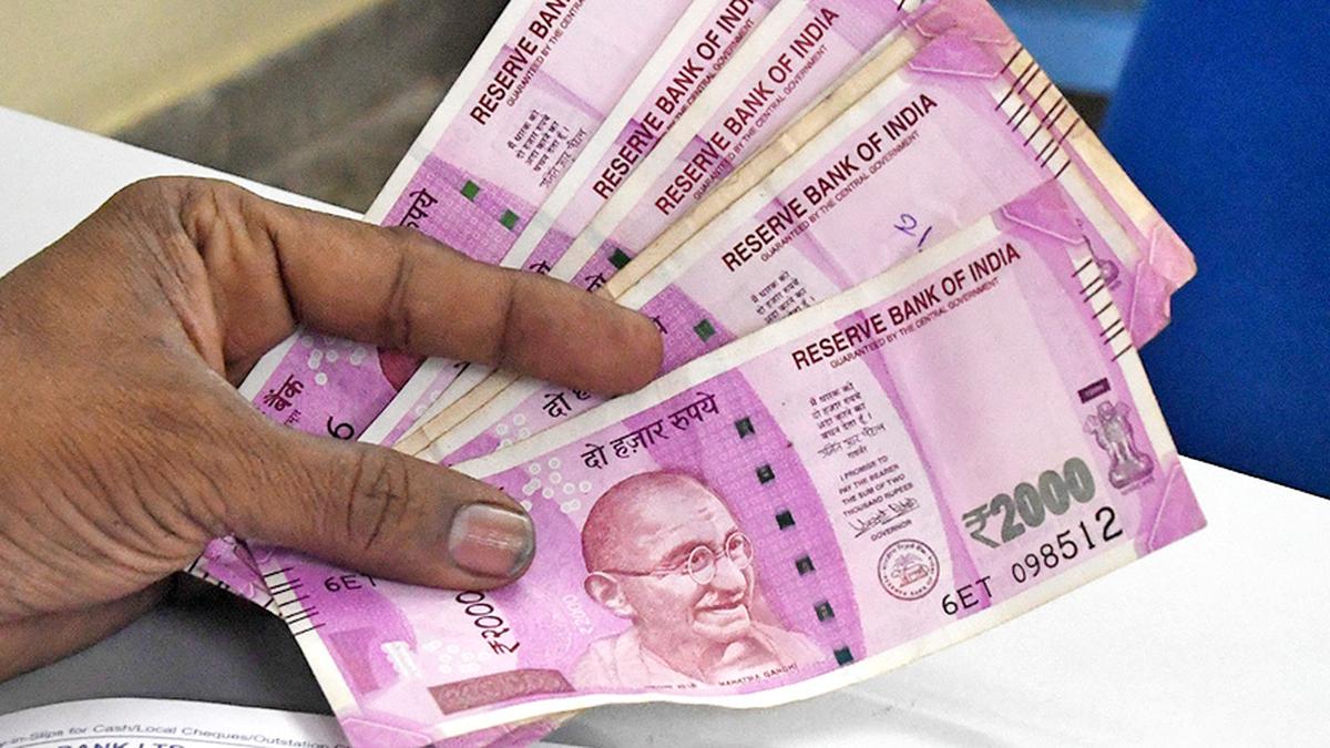 circulationof₹2000notesdropsto₹6577crore:rbi