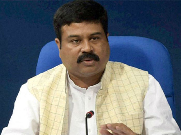 noadditionallevyonuseofcardsatpetrolpumps:dharmendrapradhan