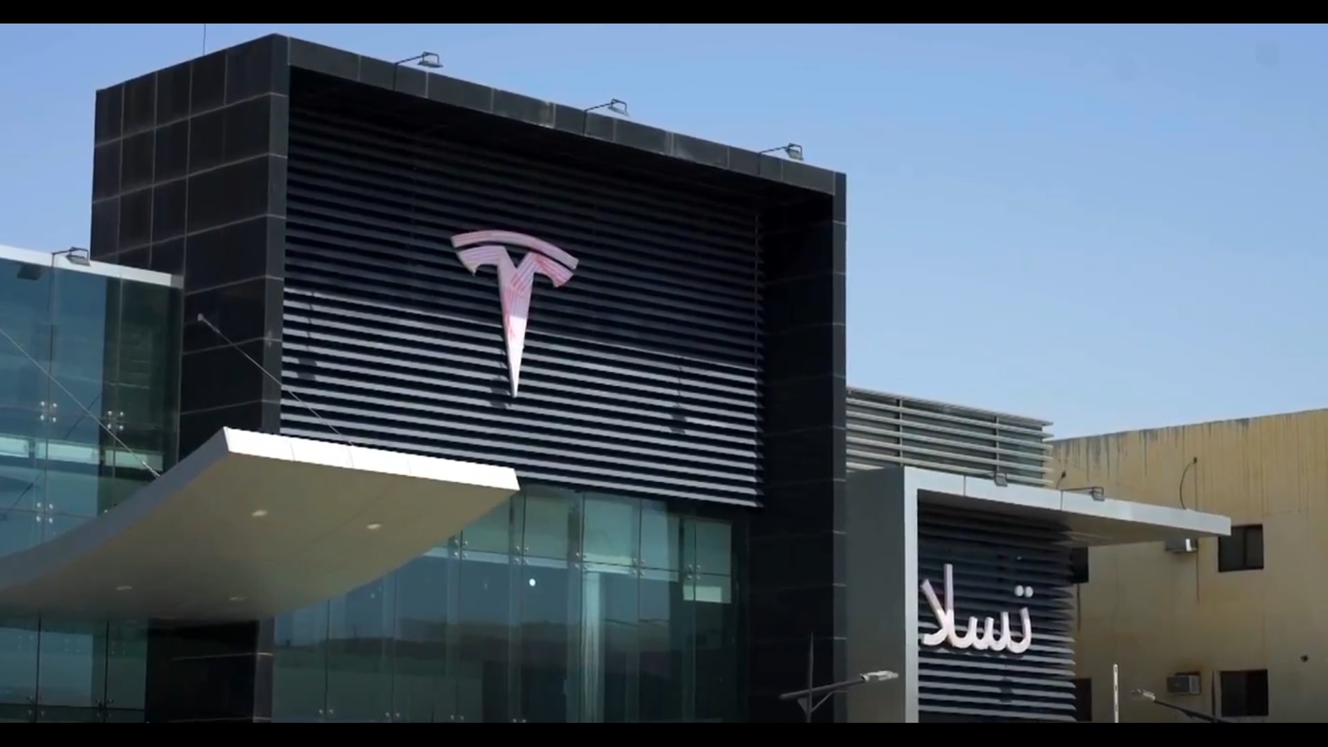 teslaopensfirstshowroominsaudiarabia