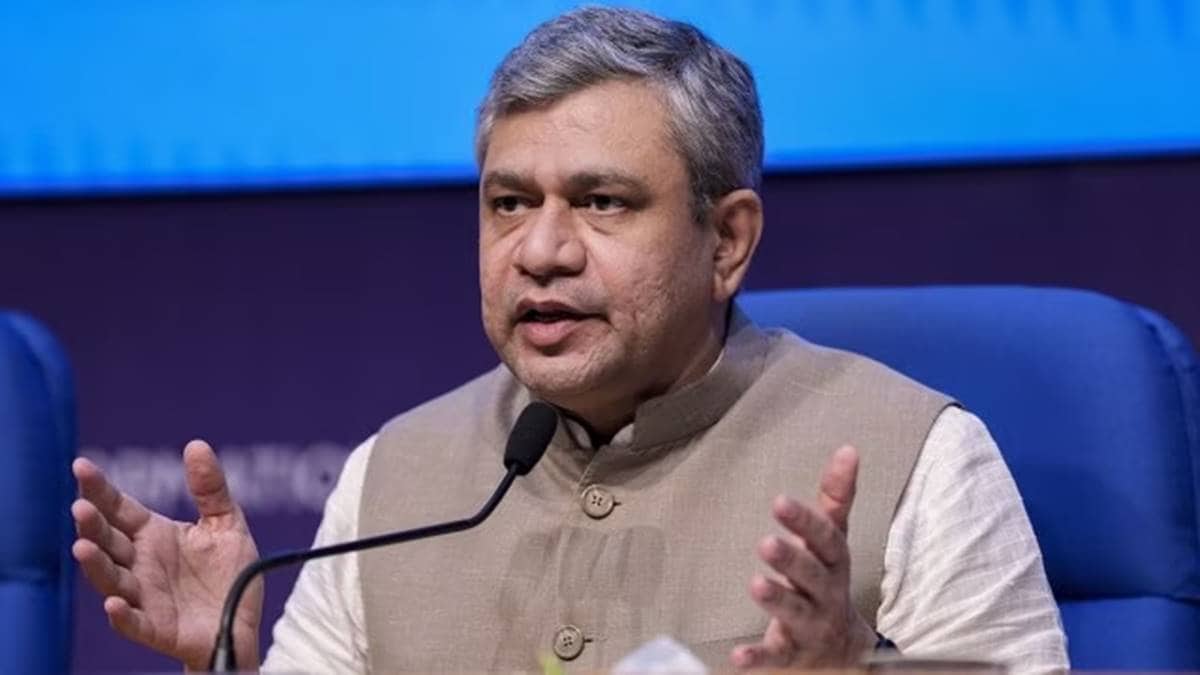 india’smobilephonemanufacturingsectorcreates12lakhjobsinpastdecade:unionministerashwinivaishnaw