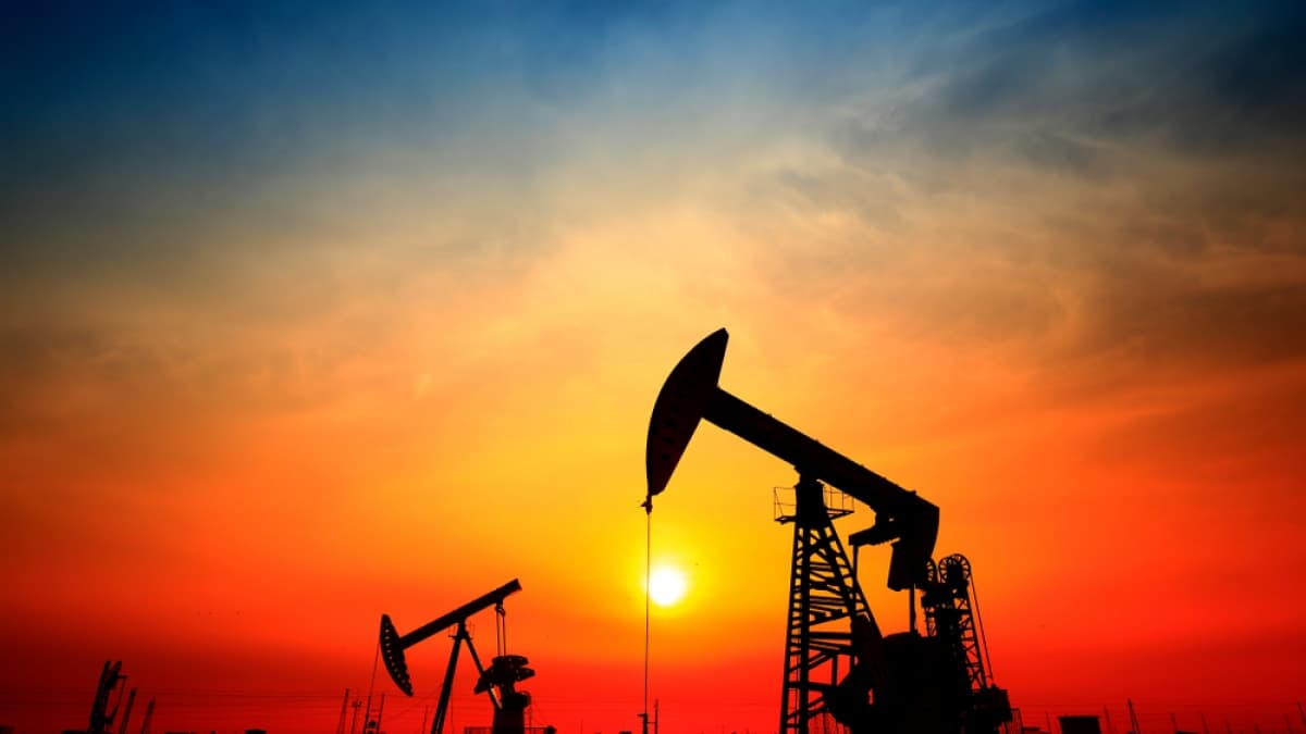 Oil Prices Decline On US Inventory Data And Dollar Strength