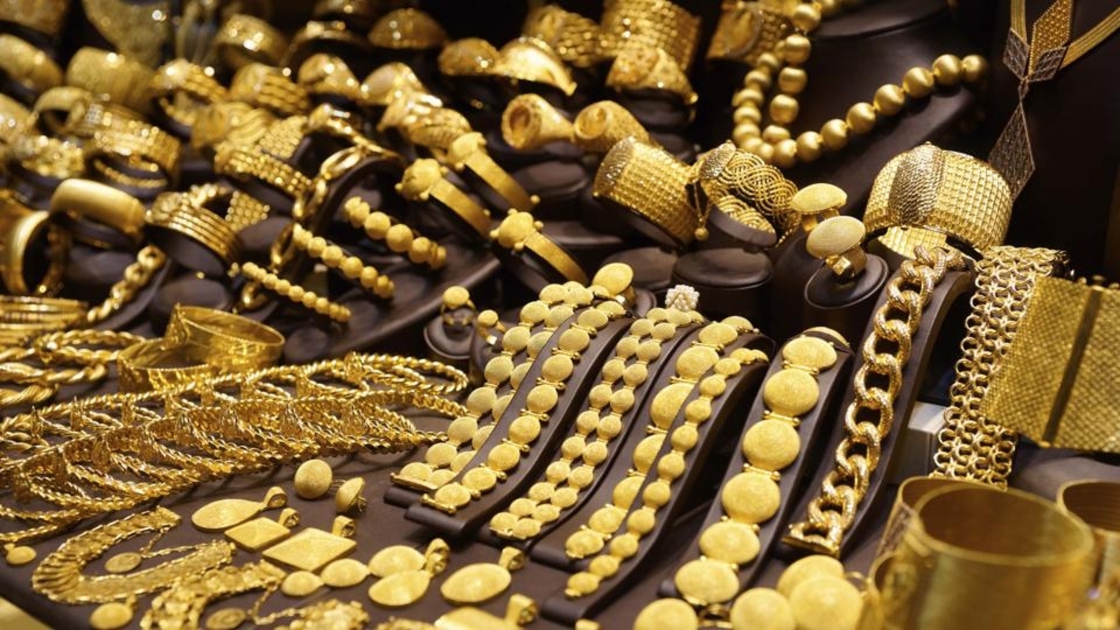 Gold prices down by over 0.9 % while silver down by over 1.3%