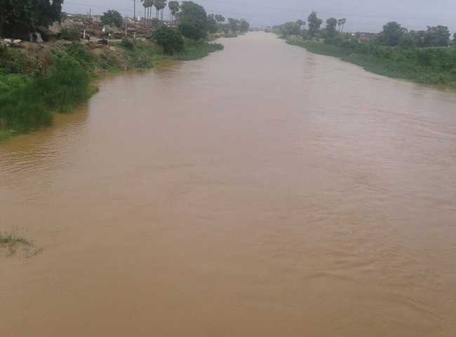 womanthrowsthreechildrenintocanalinnalgonda