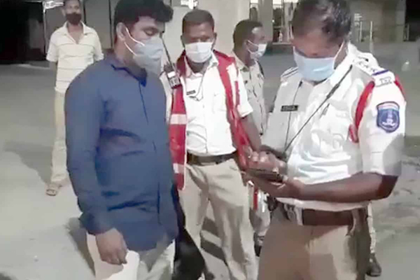 hyderabad:caughtindrunkenconditionpoliceconstablesuspended