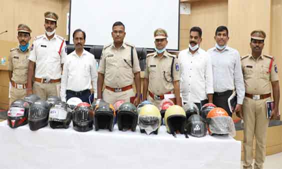 fakehelmetmanufacturingracketbustedbycyberabadpolice