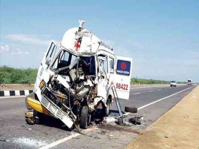 3peoplekilledincarambulancecollisioninhyderabad