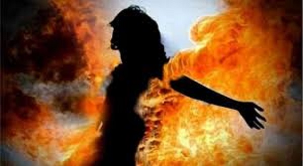 madhyapradesh:19yroldwomanburntalivebyfatherforchoosingtomarryoutsidecaste