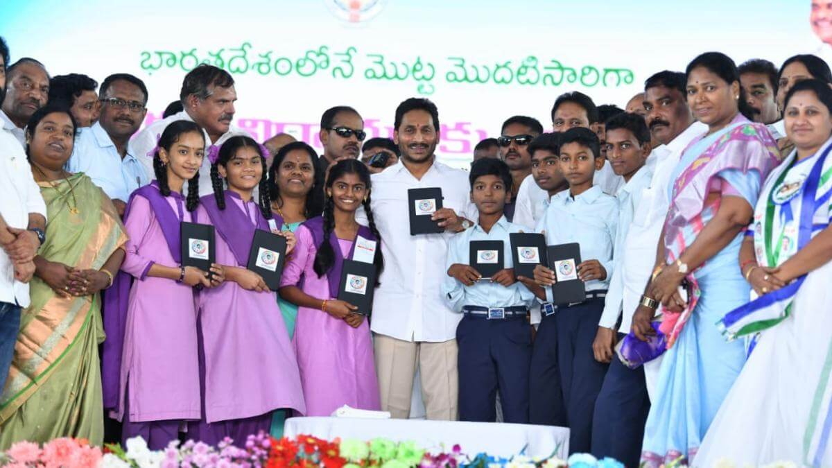 apcmysjaganmohanreddydistributes518lakhtabletstogovtschoolstudentsandteachers