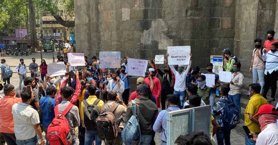 studentsstageprotestagainstofflineboardexamsinmaharashtra