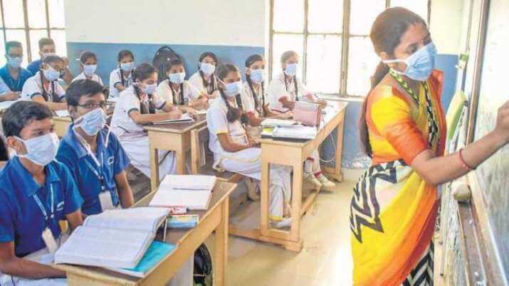 telanganagovtdirectsteacherstoattendhalfdayschoolduetosurgeincovid19cases