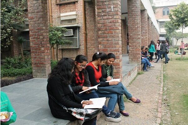 delhiuniversityfacescriticismafterhikingannualfeesby46%