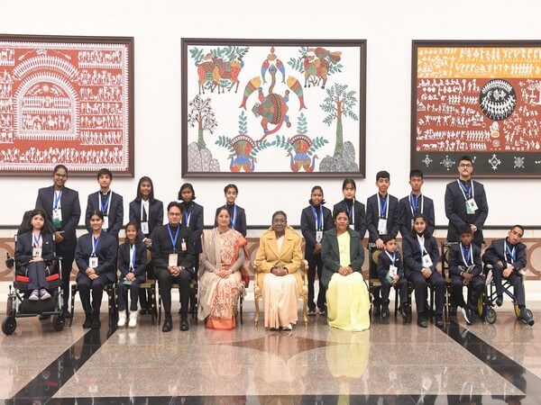 presidentdroupadimurmuconferspradhanmantrirashtriyabalpuraskarto17children