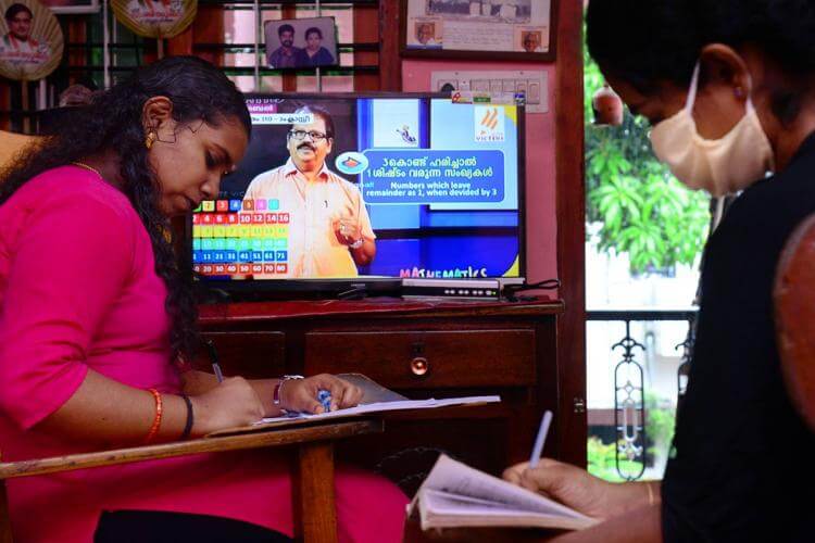 lessonstobeairedontelevisionforschoolstudentsfromaug1:tamilnadueduminister