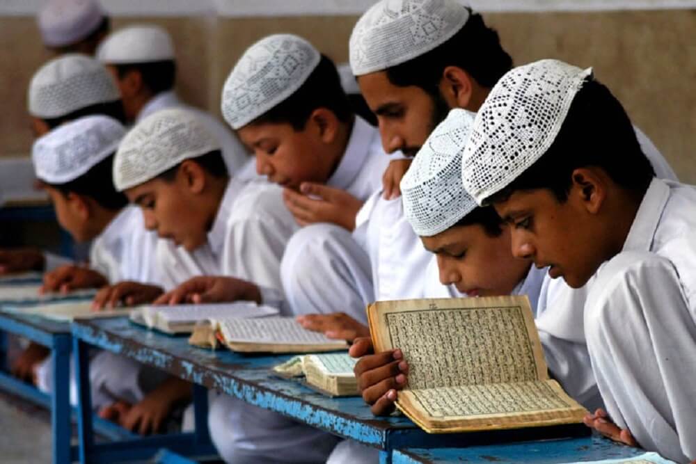 rajasthancmashokgehlotannouncestoprovidesmartclassroomsfor500madrassas