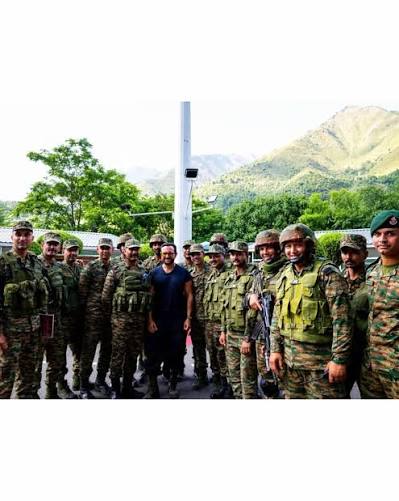 saif-ali-khan-celebrates-i-day-with-indian-army-in-uri