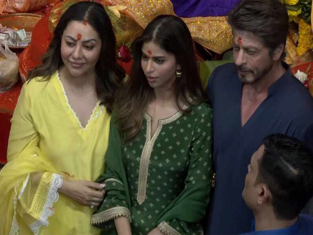 SRK bows down to Lalbaugcha Raja, visits pandal with Suhana and Gauri