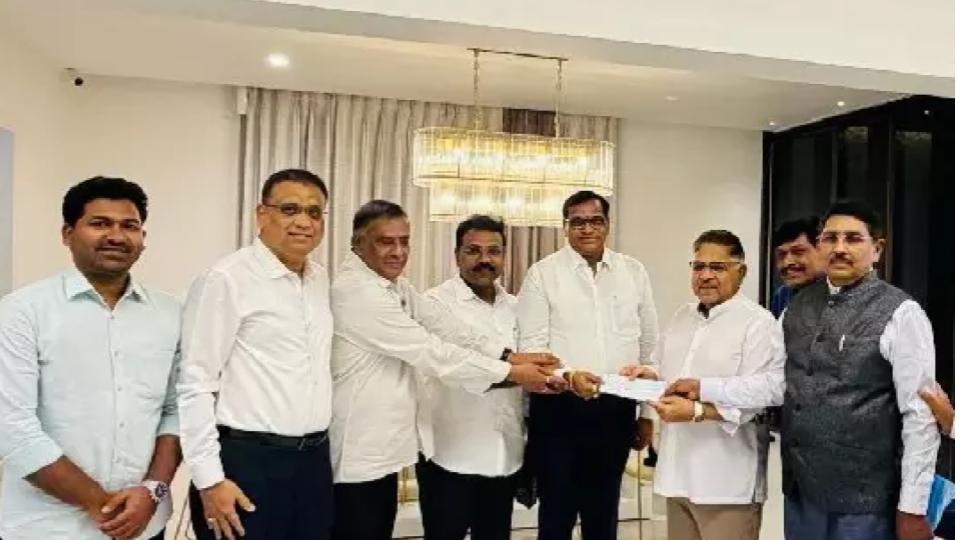 filmproduceralluaravinddonatesrs30lakhforcommunitywelfare