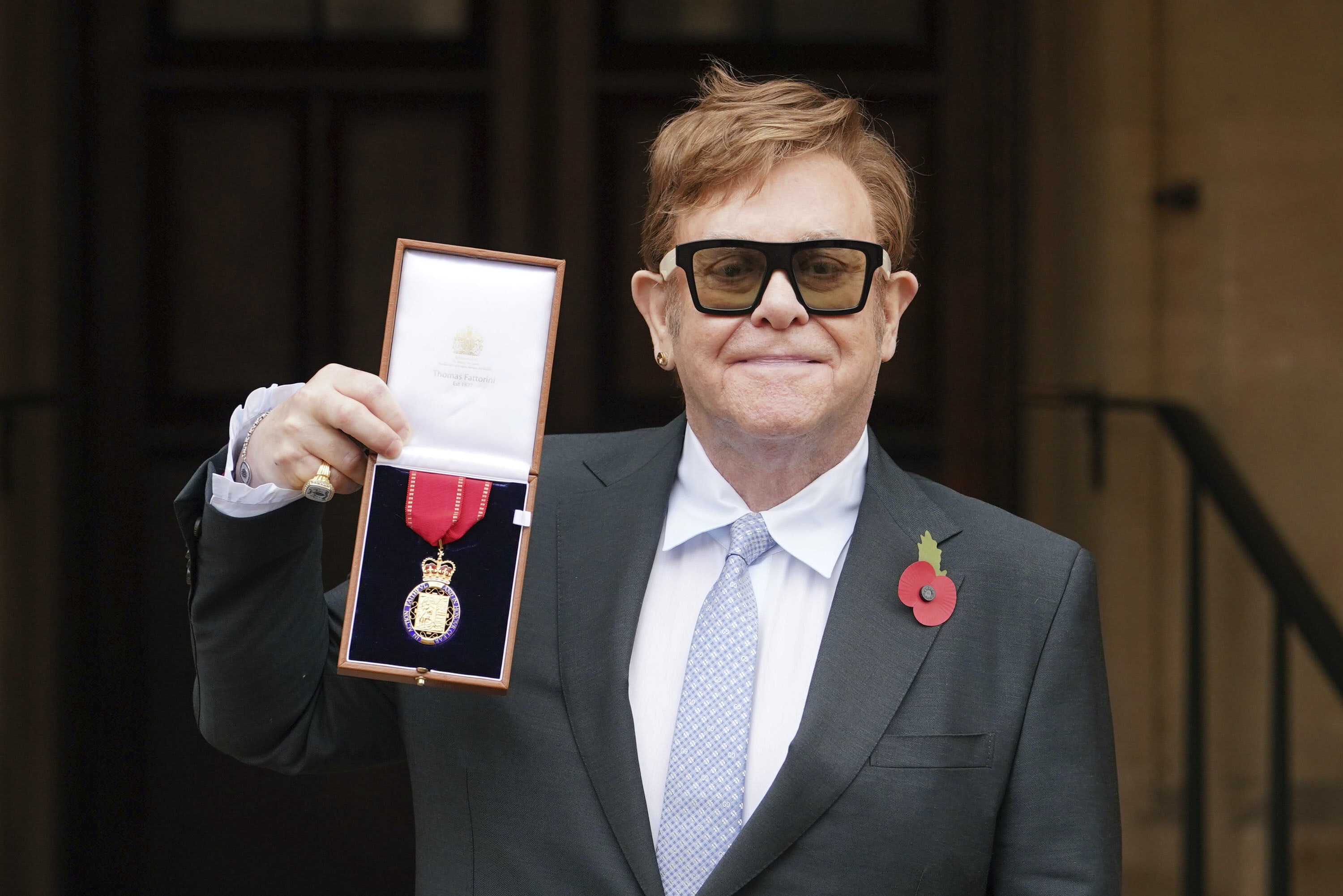 eltonjohnreceivesprestigiousukaward