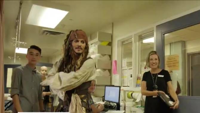 johnnydeppvisitschildrenshospitaldressedascaptainjacksparrow