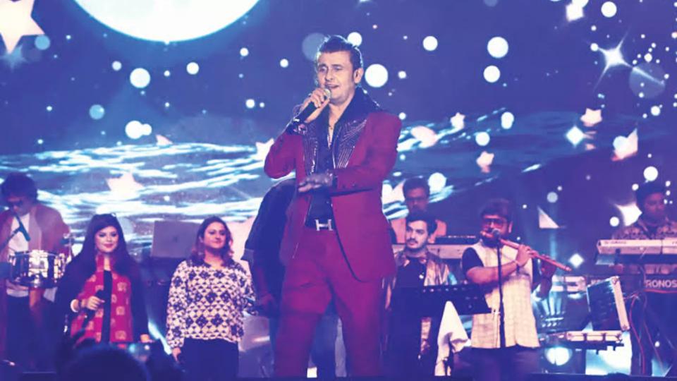 Sonu Nigam Performs Dual-Voice Version of Aaj Ki Raat at US Concert