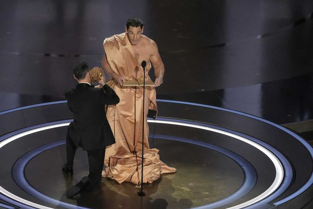 oscars2024:nakedjohncenapresentsbestcostumedesignto‘poorthings’