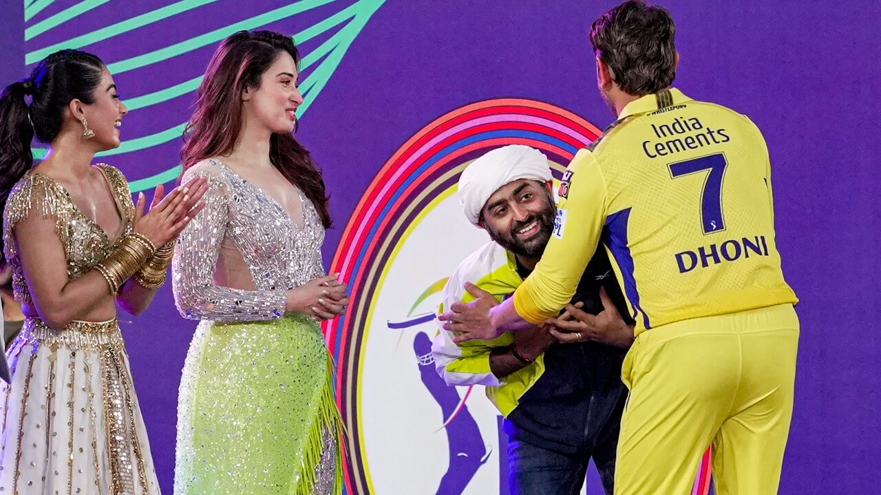 ‘legendrespectinglegend’callsfansafterarijitsinghtouchesmsdhoni’sfeetatipl2023openingceremony