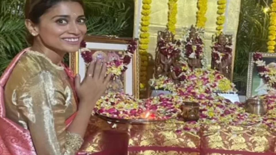 actressshriyasaranwearsherweddingsareetocelebratepranpratishthaoframmandir