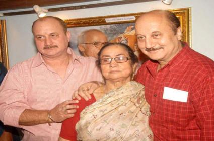 anupamkhersfamilydischargedfromhospitalwillcontinuetobeinhomeisolation