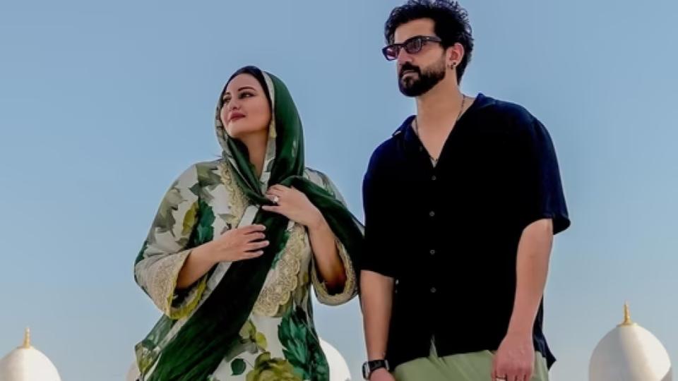Sonakshi wears traditional outfit at Abu Dhabi mosque