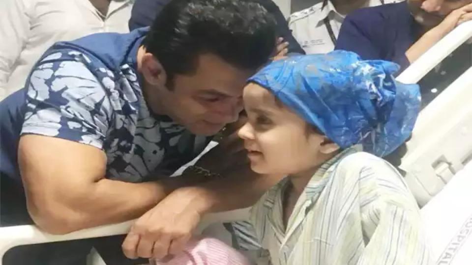 salmankhanmeetsbrave9yearoldcancersurvivour