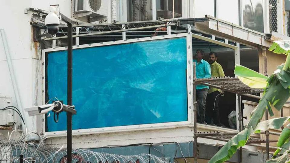 salmankhanenhancessecuritywithbulletproofglass