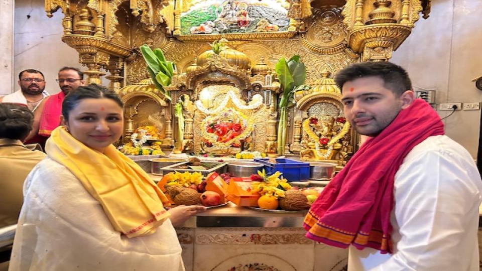 Parineeti Chopra and Raghav Chadha visit Siddhivinayak for blessings 